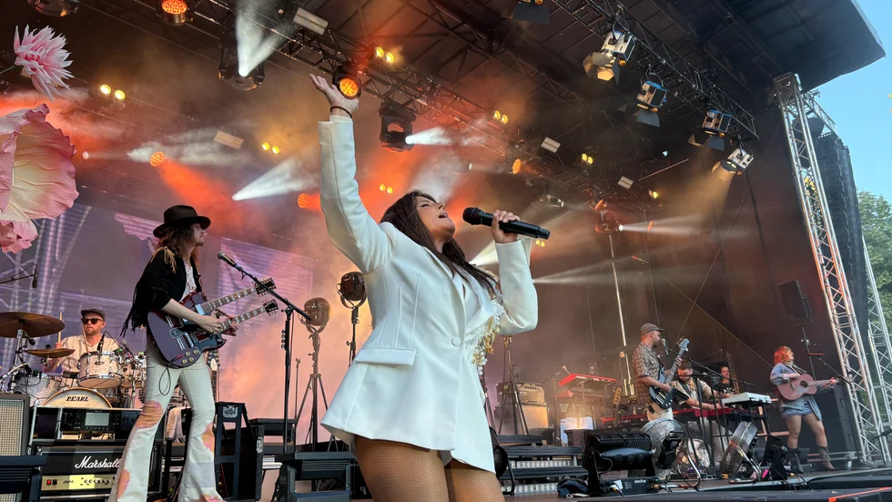 Carola gästade Eskilstuna under lördagskvällen. Det blev en minst sagt ösig konsert. 