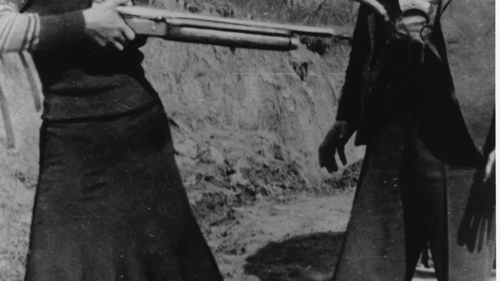 Banditerna Bonnie Parker och Clyde Barrow (här på ett odaterat foto) blev världens mest kända kriminella kärlekspar innan de sköts till döds år 1934.