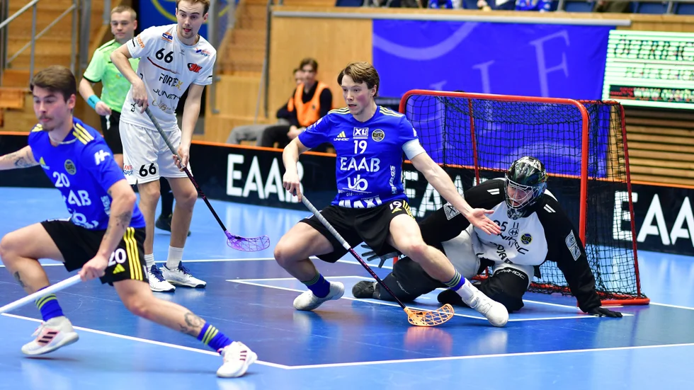 Hagundas Adam Nilbrink jobbar framför målvakten Hampus Bodin i hemmamatchen mot Jönköping. Det blev ännu en förlust för Hagunda. Är SSL-hoppet ute nu?
