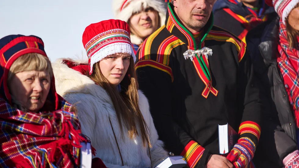 Inger Gunhild Maria Tapio som Ahkku, Elin Oskal som Elsa, och Magnus Kuhmunen Nils Johan in "Stöld".