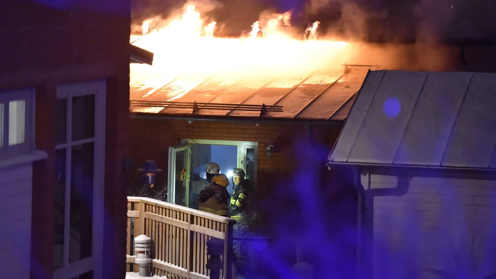Inga personer är skadade, och hela fastigheten, som består av sex lägenheter, är utrymd. Kommunen är på plats.
