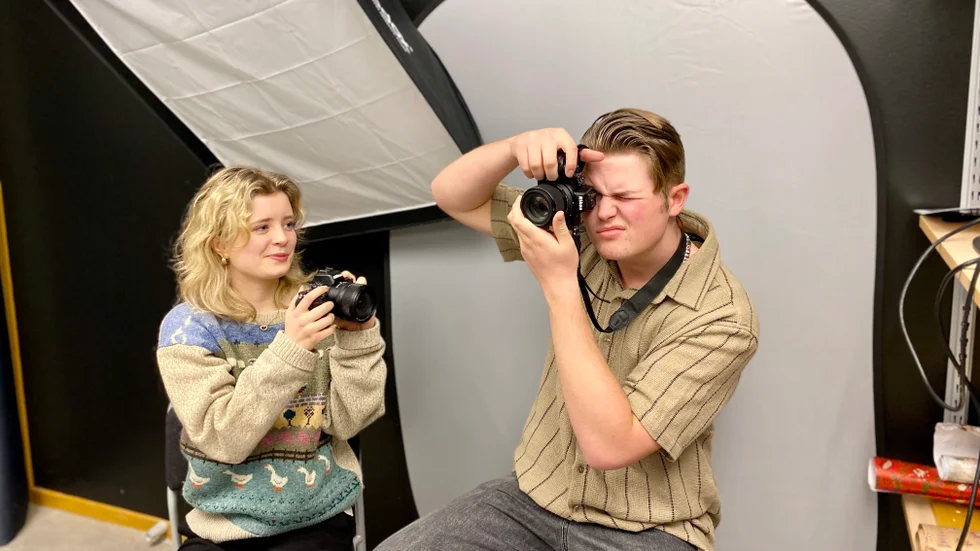 Anton Andersson och Felicia Emanuelsson på Grillska gymnasiet har fått praktik på Melodifestivalen i Eskilstuna. "Det är en häftig upplevelse", säger Anton.