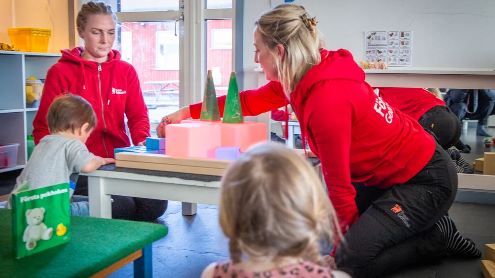 I förskola, vård och omsorg jobbar många kvinnor. Mer borde göras för att lyfta deras löner menar debattörerna.