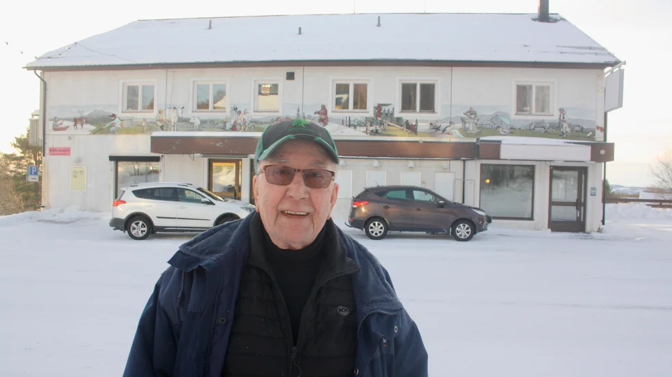 Bo Lundmark, Glommers Miljöenergi, framför det nyinköpta huset i Glommersträsk.