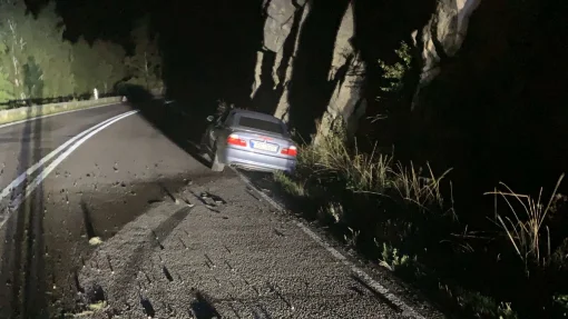 En 32-årig man tappade kontrollen över sin bil och kraschade in i en bergvägg.