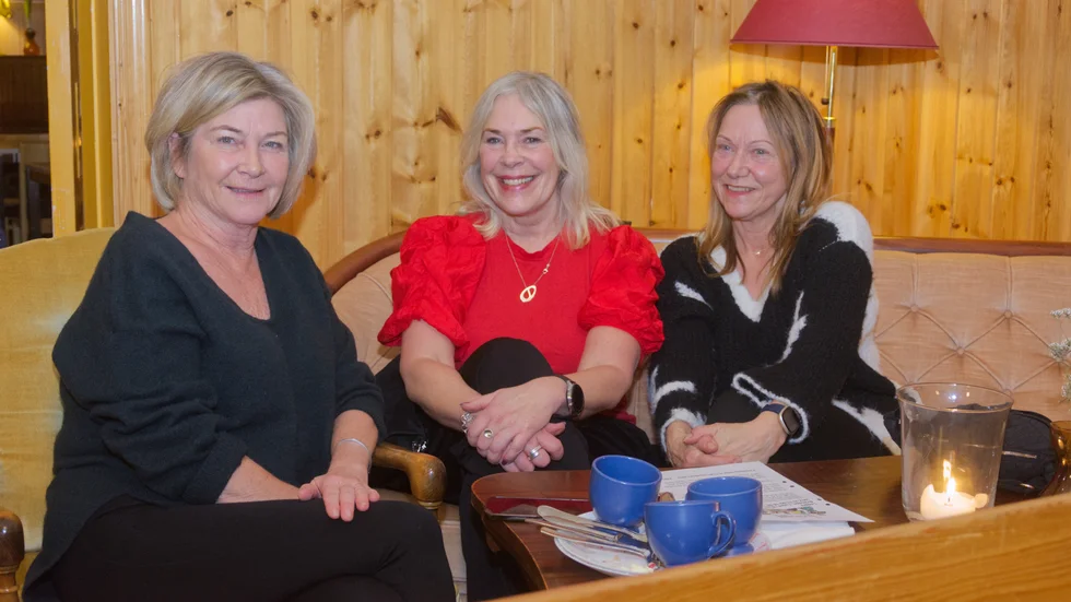 Anneli Strandberg, Elisabeth Landström, Eva Andersson har fikat och lyssnar nu till skönsången som Luleå-Gammelstads manskör bjuder på.