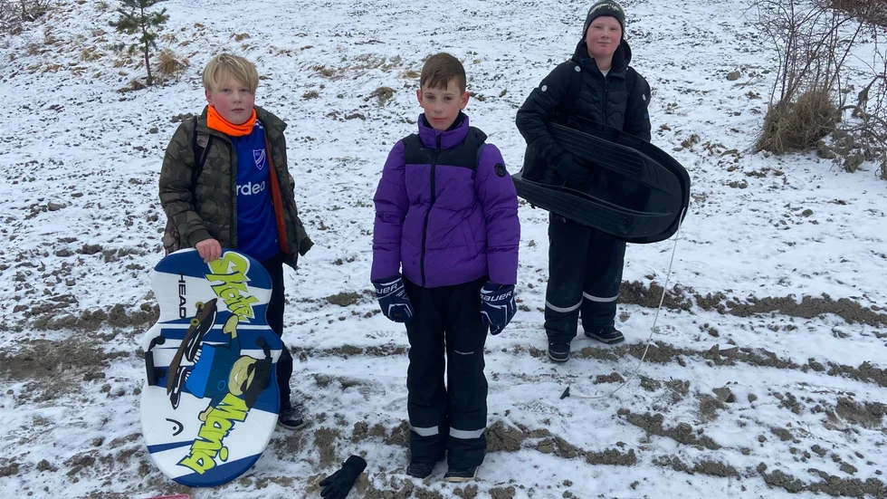 Svante, Ivan och Felix heter tre elever från klass 4 B på Mariefreds skola som gärna hade testat pulkabacken under friluftsdagen den 12 februari, men snön räckte inte till.