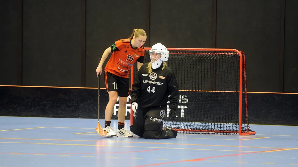 Thilda Malmberg tröstar målvakten Sofia Berglund efter att Nykvarn gjort 3–1.