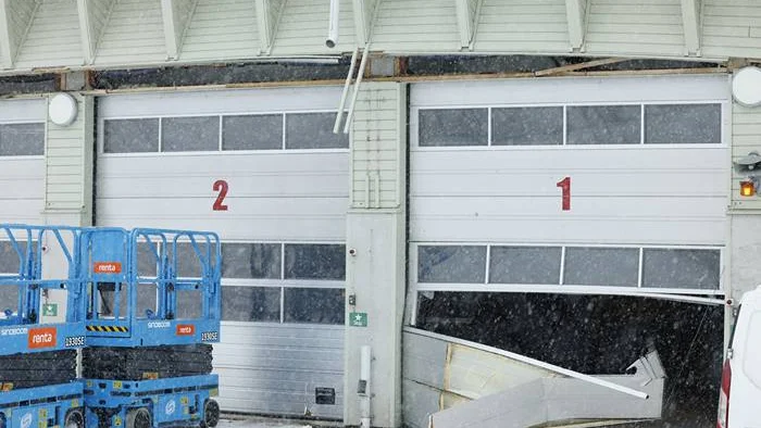 Taket på vagnhallen på brandstationen i Umeå har rasat in.