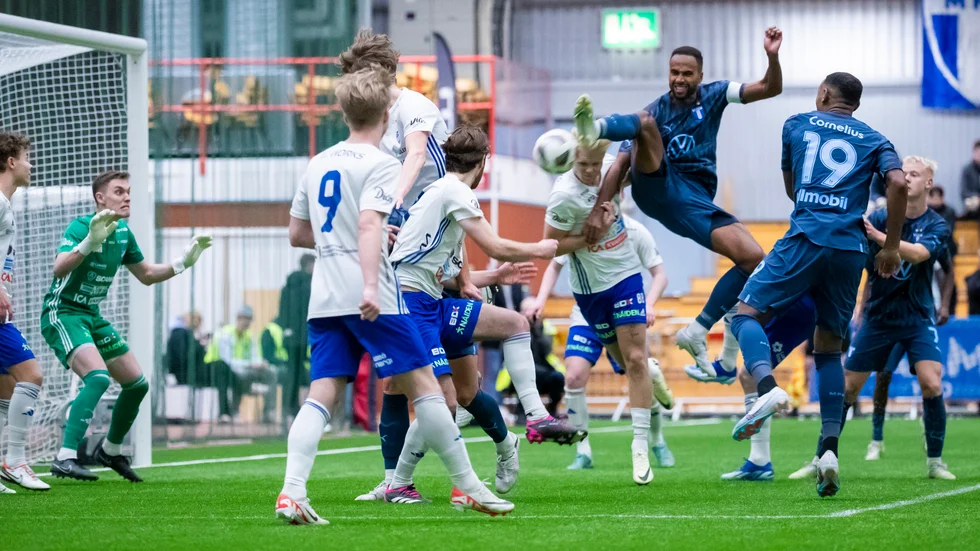 IFK Luelå hade inget att sätta emot Isaac Kiese Thelin i cupmatchen. Här är situationen när han stöter 0-5, hans tredje mål i matchen. 