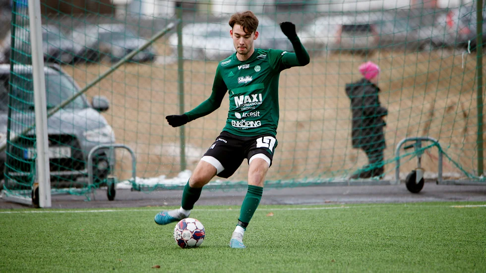 Filiph Ededal i tröjan ESK burit sedan 2021. Enligt uppgift kommer ESK spela i en ny matchtröja kommande säsong.