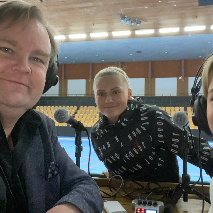 Radiosnack. Motala FK:s spelare Esmeralda Widlöf och Clara Malmén gästar Sportsnack hos Jens Bollius inför det stundande kvalet till högsta futsalligan RFL.