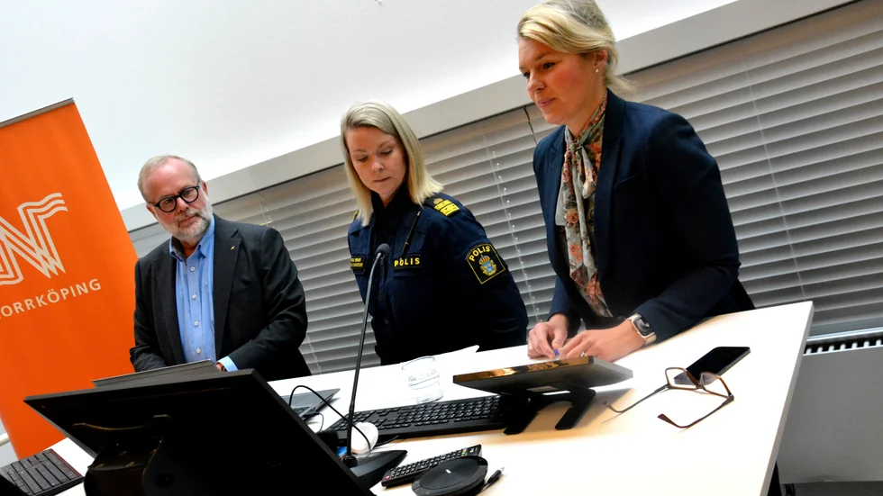 Biträdande kommundirektör Karl Öhlander, lokalpolisområdeschef Frida Braf samt kommunalrådet Sophia Jarl (M) bjöd in till presskonferens.