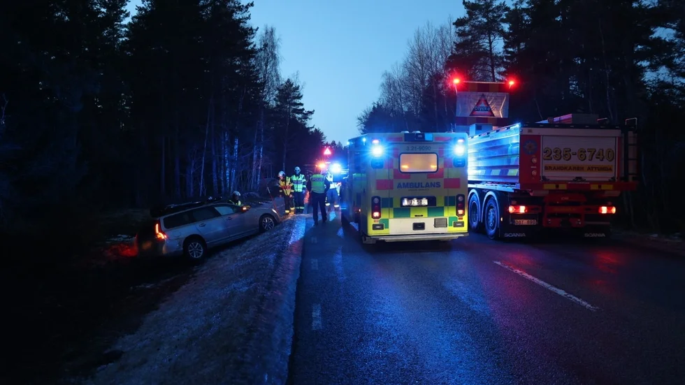 En bil har kört av väg 273.