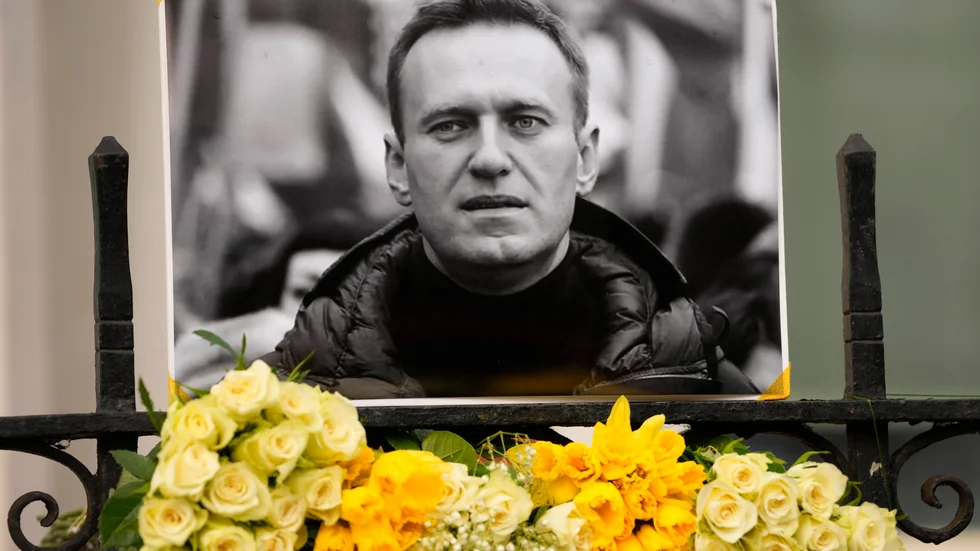 Blommor som lämnats för att hedra regimkritikern Aleksej Navalnyj, nära den ryska ambassaden i London. Arkivbild.