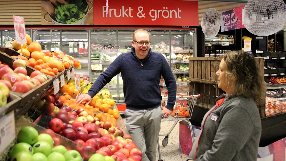 Thommie Sundberg i samspråk med Annette Elofsson, som jobbat i butiken i över 25 år. Hon ser också fram emot den satsning som ska göras.