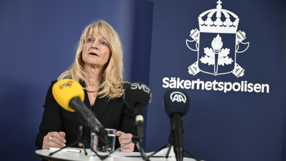 Skribenten skriver om diverse myndigheter som målar upp en dyster framtidsbild. På bilden; Säpo med säkerhetspolischef Charlotte von Essen håller pressträff.