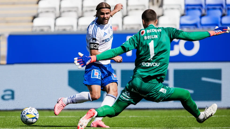 Christoffer Nyman  försöker överlista Kalmars Samuel Brolin.