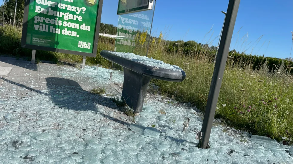 En av de sönderslagna busskurerna på Torshällavägen.