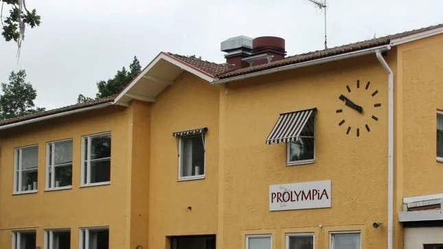 Enligt polisanmälan har ungdomar levt rövare nattetid på Prolympias skolgård.