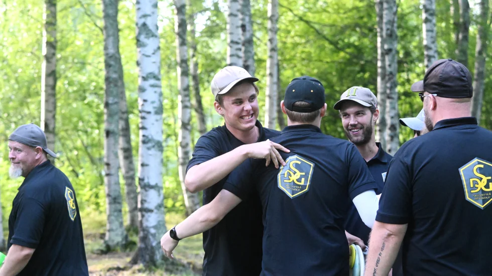 Ville Parpala och Albin Åman kramar om sitt lag efter att SM-bronset är säkrat.