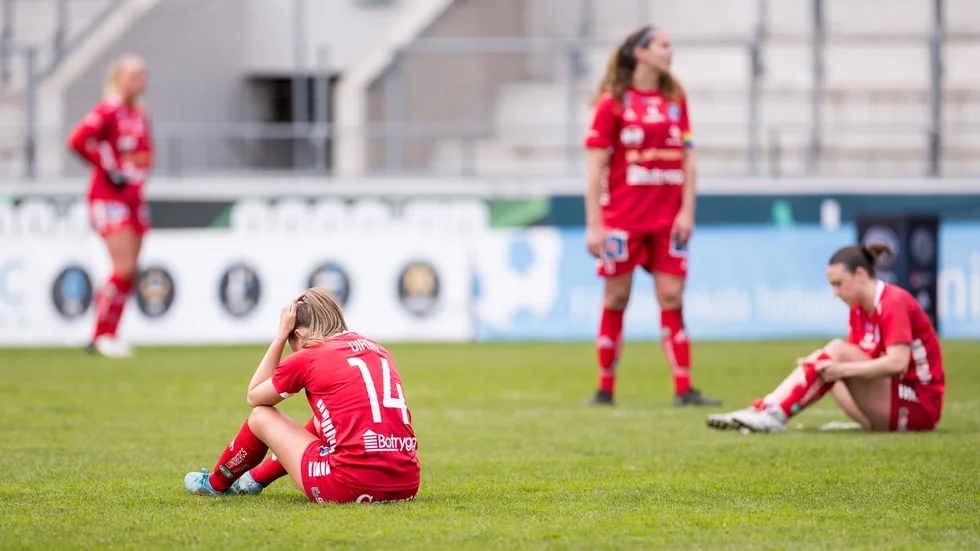 Irene Dirdal och övriga LFC-spelare deppar.