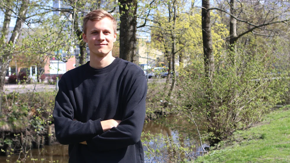 Joakim Wadstein framför ett vattendrag i Göteborg. Här (inte just vid vattnet) har han numera sin vardag med träning i Mölndals AIK.