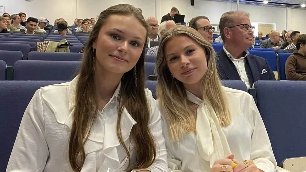 Beatrice Front och Ellie Nordqvist har skrivit en motion om belysning i Stadsparken.