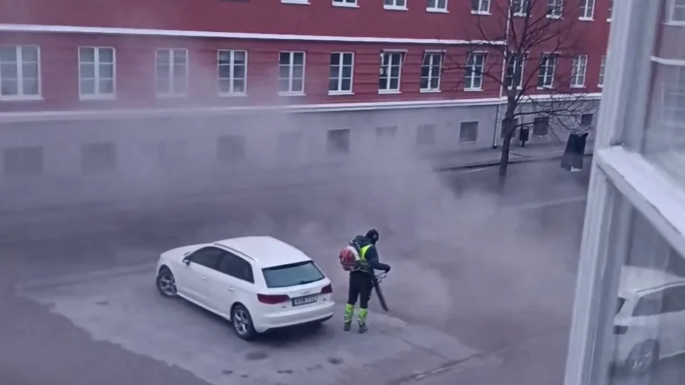 Strax före klockan fem på morgonen filmades sandupptagningsarbetet. Då hade det redan hållit på i en kvart. Nu har entreprenören som utförde arbetet varnats av kommunen.
