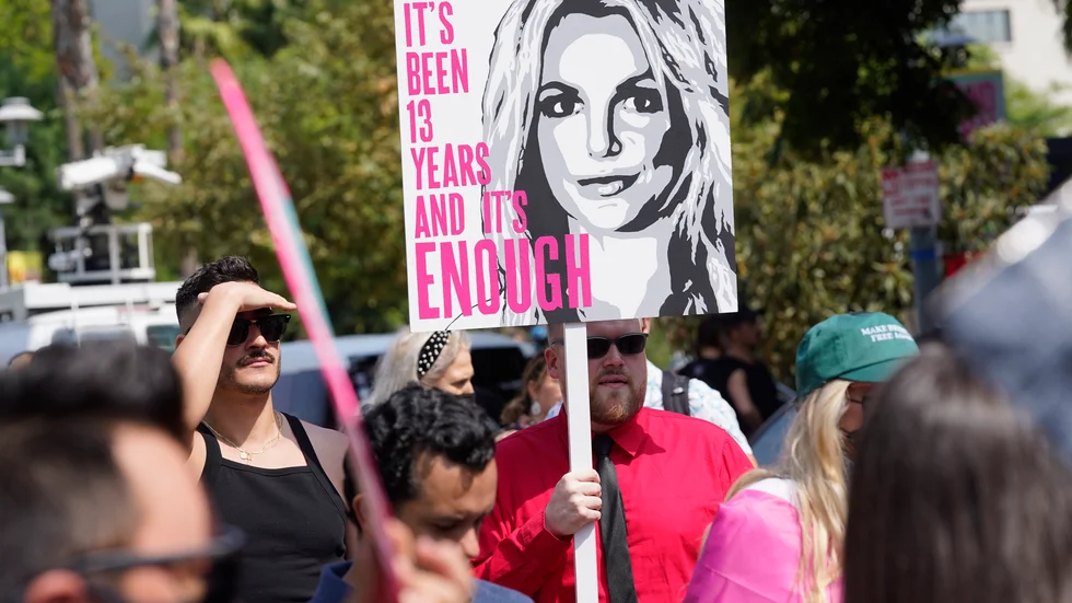 Britney Spears supportrar demonstrerar utanför en domstol i Los Angeles hösten 2021 där hennes förmyndarskap prövades. Arkivbild.