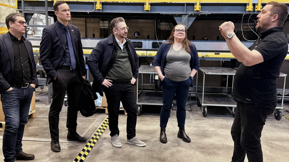 Centerpartiledare Muharrem Demirok på besök i Talgas pilotfabrik i Luleå.