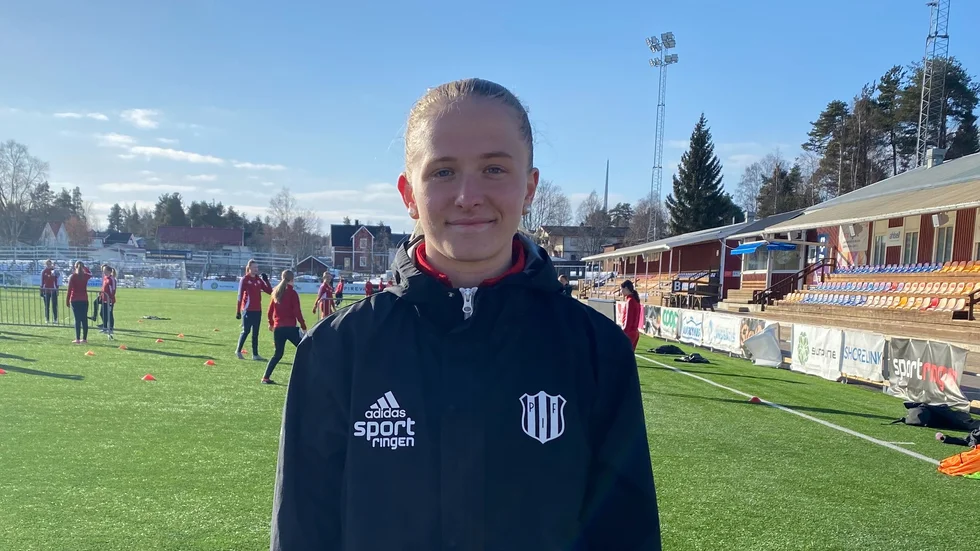 Tuva Skoog tränar annat än fotboll för att inte riskera att förvärra sin skada.