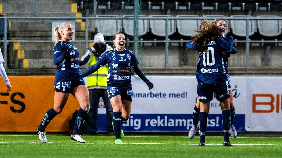 Cathinka Tandberg, Cornelia Kapocs  och Michelle de Jongh jublar.