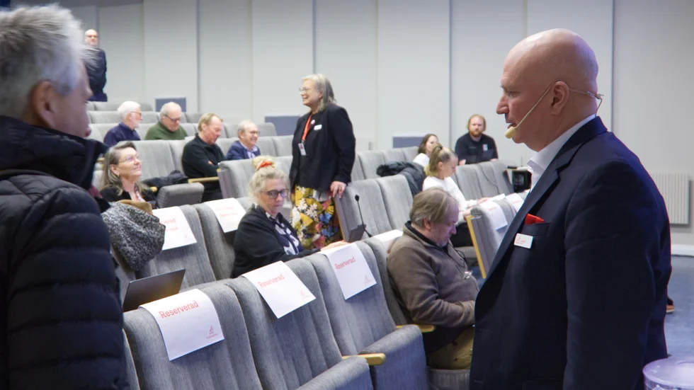 Gotlandshems vd Joakim Martell (till höger) i samspråk med regiondirektör Stefan Hollmark inför bolagets årsmöte. I mitten syns regionstyrelsens ordförande Meit Fohlin (S).