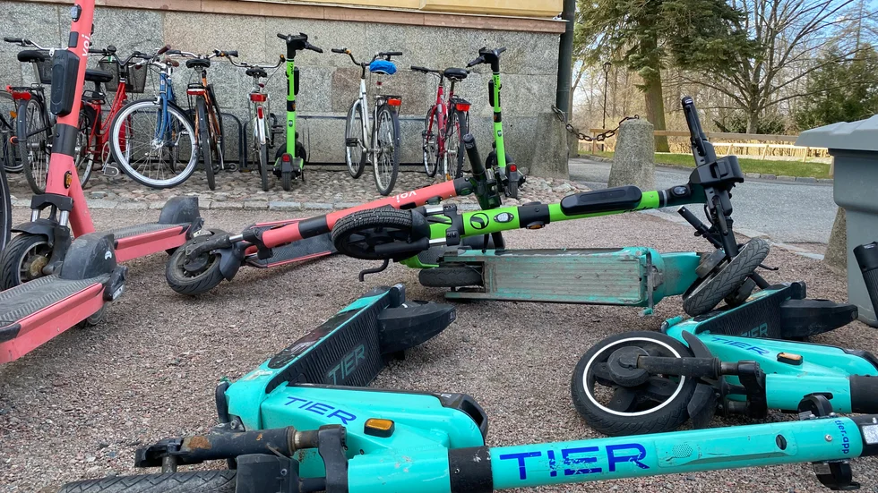Elsparkcyklarna parkeras inte alltid som de ska. Men det är kundens ansvar, inte företagens, att parkera dem rätt.