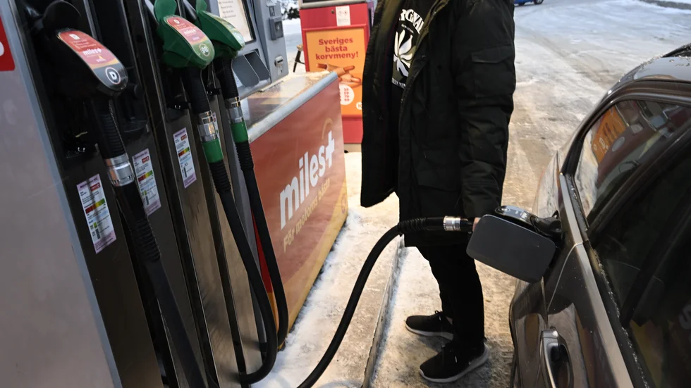 Nu är det billigare att fylla tanken. Arkivbild