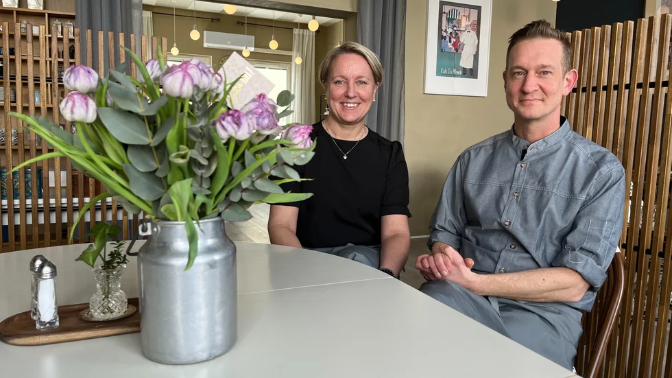 "Livet är här och nu. Vi kände att vi vill göra något ihop igen, tillsammans är vi dubbelt så starka", säger Jessica Karlsson och får medhåll av maken Jesper Karlsson. Nu satsar makarna på den nya restaurangen Bistro Belle i Söderköping.
