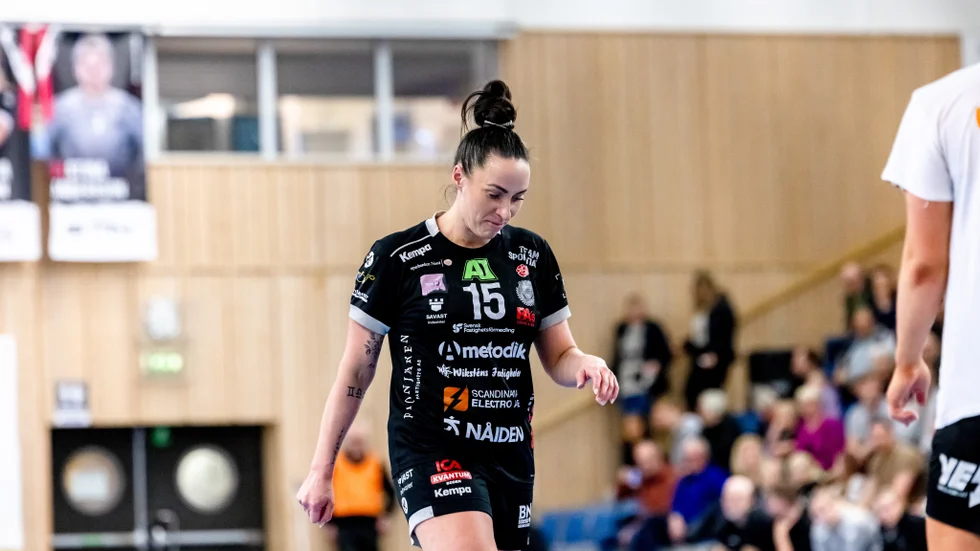 Annica Ölén lämnar planen efter det som kan ha varit hennes sista hemmamatch för Boden Handboll. 