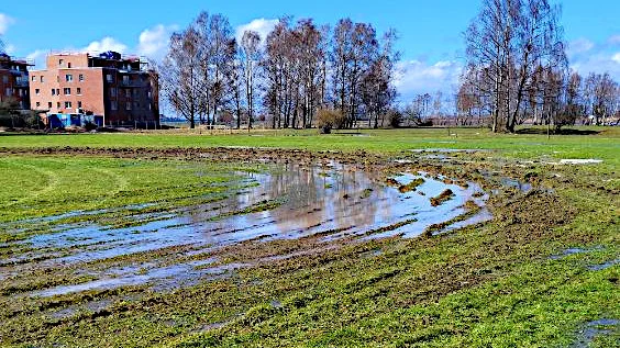Fotbollsplanen på Skinnarängen i Vadstena har utsatts för skadegörelse.
