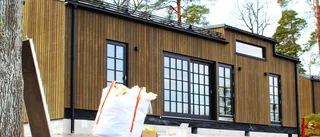 Nu har nya stugbyn på Västervik resort lyfts på plats