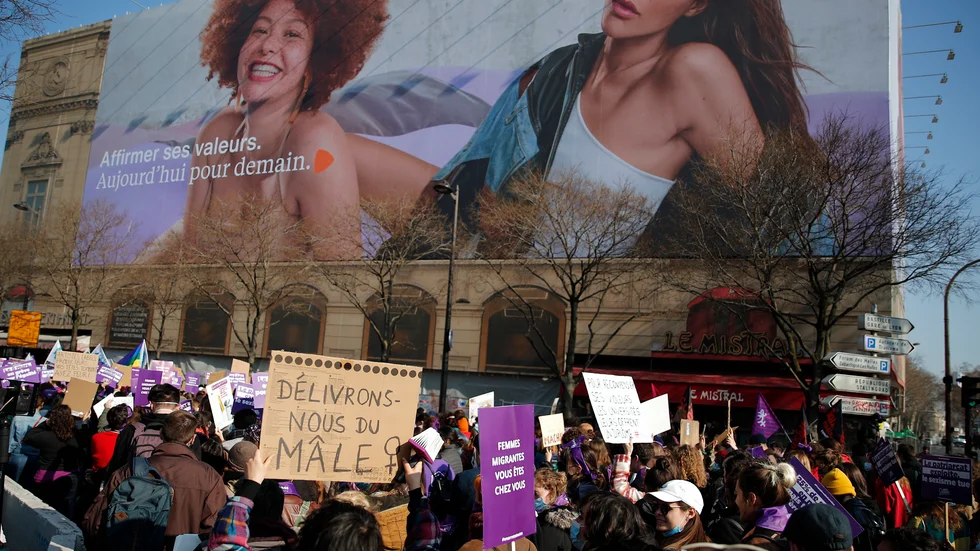 Demonstrationer mot sexism och sexuellt våld sker i hela världen denna i Frankrike. Bilden är en genrebild och personerna på bilden har ingenting med ledarens text att göra.