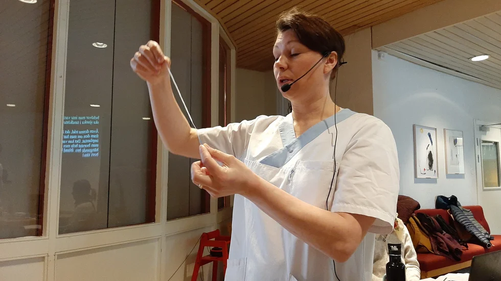 Sofie Erks visar upp en tandtråd.