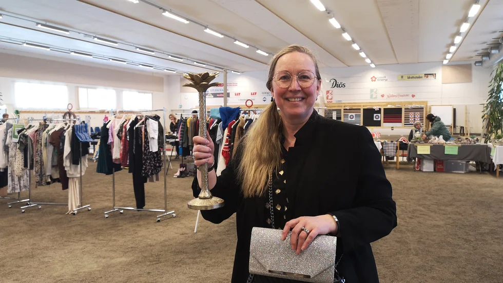 Ulrica Montgomery visar upp några av de fynd hon gjort på Luleå Cheerleadingförenings loppmarknad.