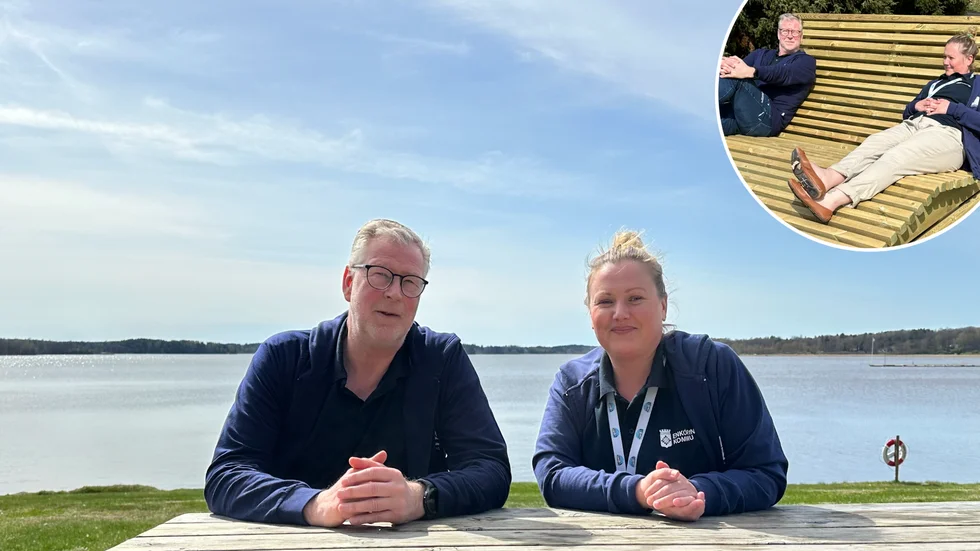 Solsofforna, tillverkade av kommunens servicepool, är en av nyheterna vid Bredsandsbadet. Teamledaren Kenneth Svensson och enhetschefen Martina Nordin Lövgren berättar att det just nu finns fyra stycken på prov.