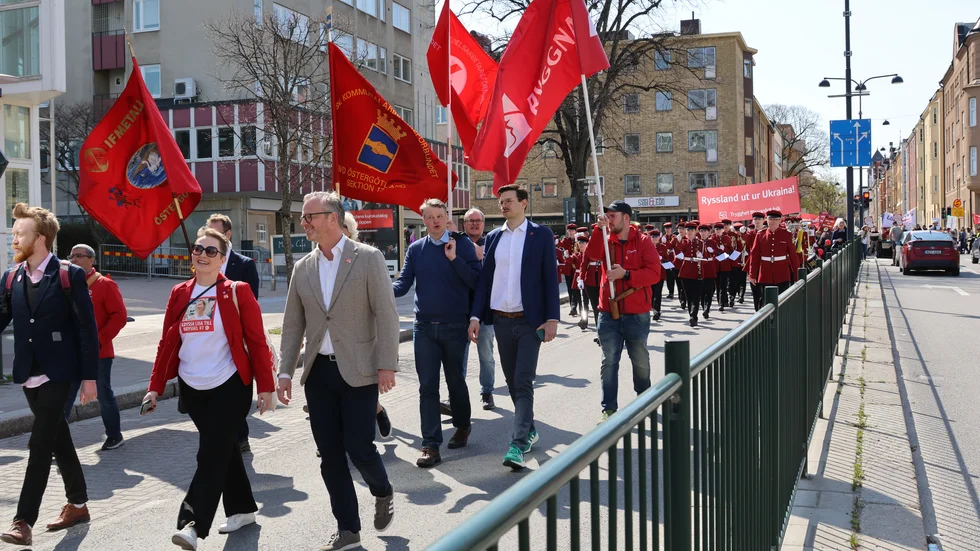 Socialdemokraternas demonstrationståg utgick från Borggården för att sedan fortsätta genom staden. Mikael Damberg, finanspolitisk talesperson för Socialdemokraterna, konverserar under majtåget med Mari Hultgren, ordförande för Socialdemokraterna i Linköping. 