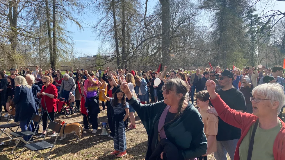 Kamplustan glödde ikapp med vårsolen över vänsterpartiets första majfirande i Engelska parken.