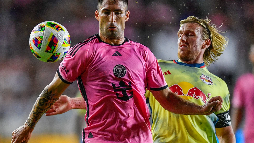 Emil Forsberg, här bakom Miamis back Franco Negri, och hans New York hade, till slut, inte mycket att sätta emot ett Miami med Lionel Messi på plan. Miami vann med 6–2.