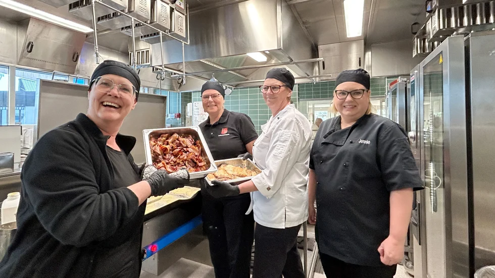 Annica Sjöqvist, Anki Sundeborn, Anneli Petersson och Jennie Karlsson har fullt upp i köket denna dag. Raggmunk är den mest populära maträtten på menyn och de vet att matsalen alltid fylls av hungriga gäster. 40 kilo fläsk steks denna dag. Alla är välkomna att äta här även om restaurangen är belägen i Bjursdalens äldreboende. 