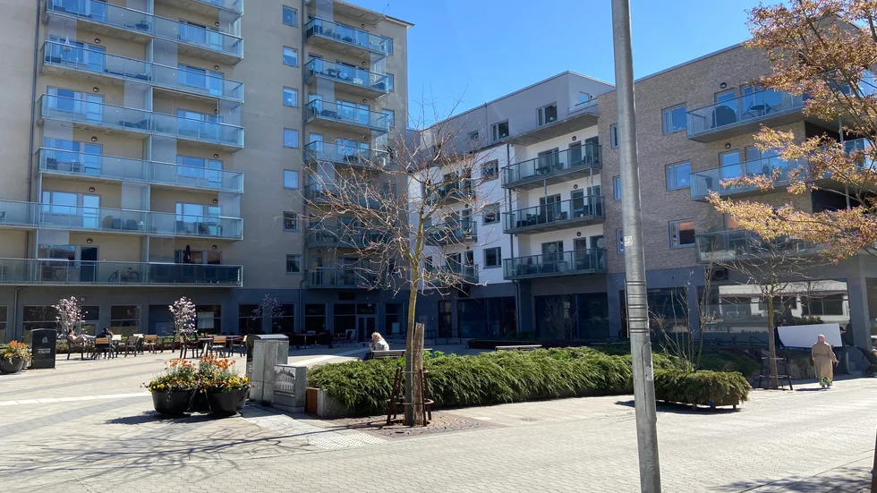 Kammakartorget står tämligen öde. Än är uteserveringen mer en antydan om vad det kan bli än en färdig succé.