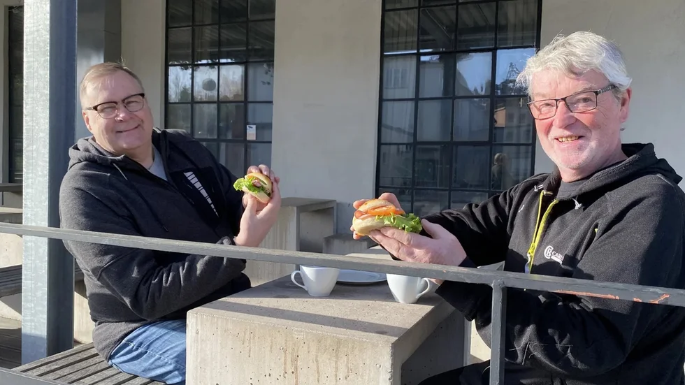 Två av många morgonpigga kunder i form av Kaj Pettersson och Inge Andersson hugger in. "Gott som satan", konstaterar de. Fler bilder från det nya bageriets premiärdag hittar du nedan.